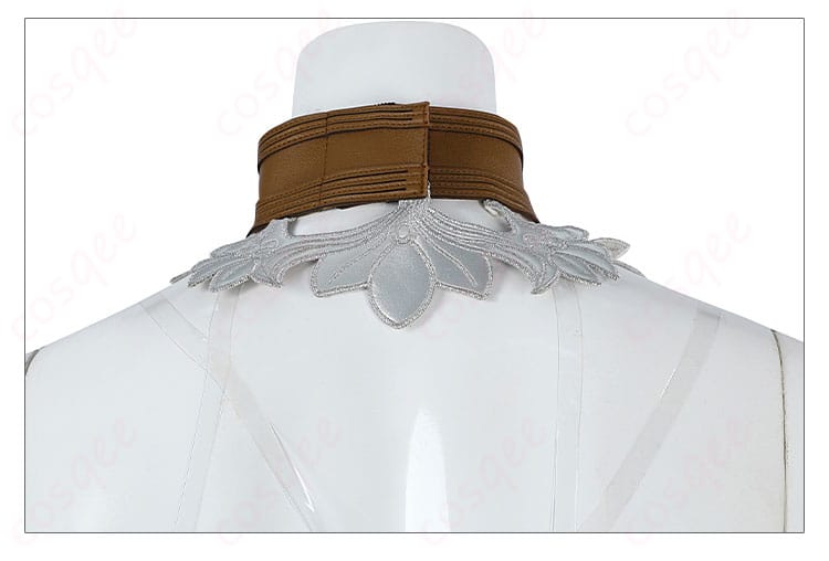 ノフィカ衣装の腕飾りの側面のディテール。装飾の美しさが際立つ。