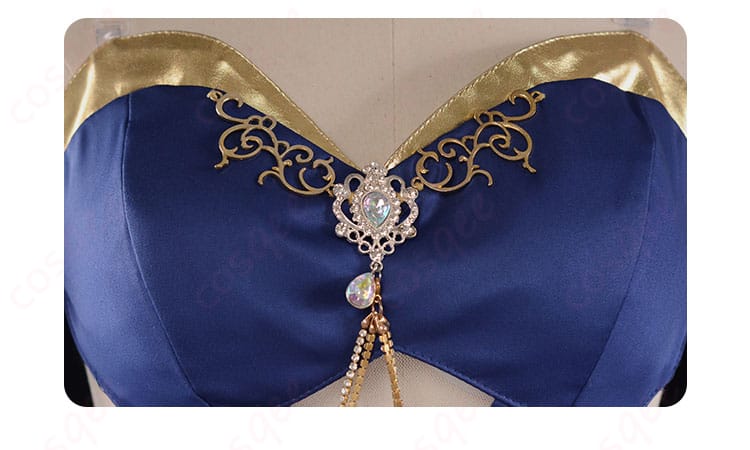 胸元の装飾、精巧なデザインが特徴的なC.C.のコスプレ衣装。