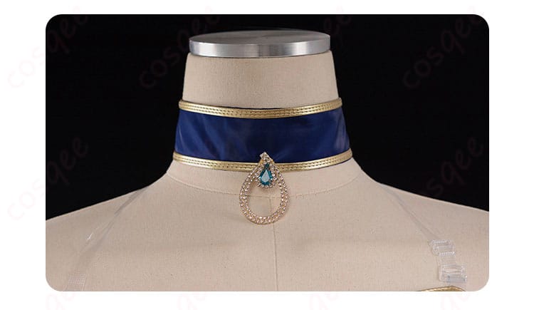 C.C.のコスプレ衣装のチョーカー装飾、華やかなディテールを強調。