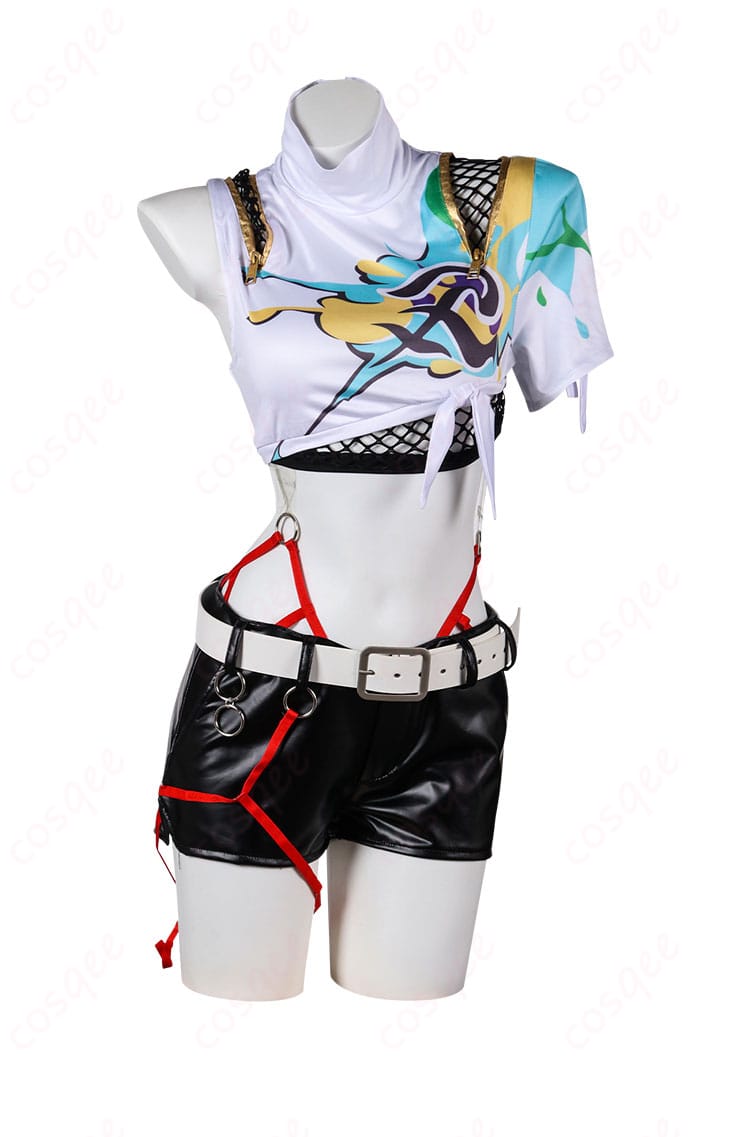 乱破(らんは)のコスプレ衣装の正面装飾。細かい刺繍やパーツが再現された美しいディテール。