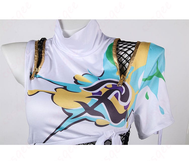 乱破(らんは)コスプレ衣装の肩袖と衣襟の装飾。精緻な刺繍とアクセントが光るデザイン。