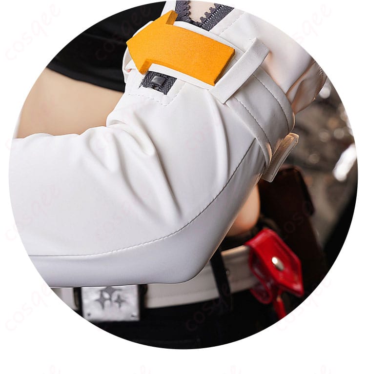 服装上着の破れ装飾細部 - パイパー・ウィール コスプレ衣装の上着に施された破れデザインの詳細。