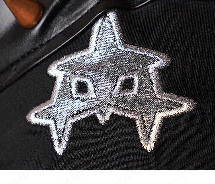 胸前のロゴ装飾細部 - パイパー・ウィール コスプレ衣装の胸元ロゴ、細かいディテール。