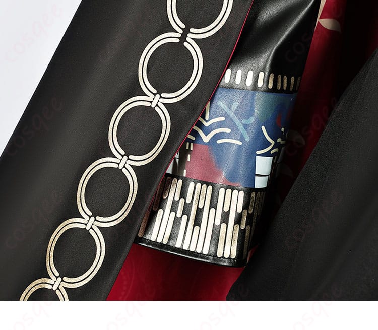 右袖とマントの装飾のディテール画像。動きに合わせたデザインと装飾が特徴。