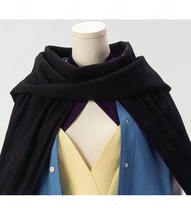 服の襟の装飾ディテール。綾瀬星子の美魔女スタイルに欠かせない襟の細かい装飾。