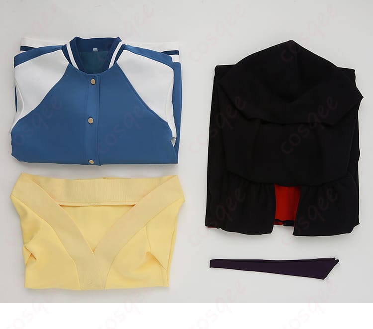 セット内容の展示写真。マント、コート、インナーなど、コスプレ衣装のセット内容を紹介。