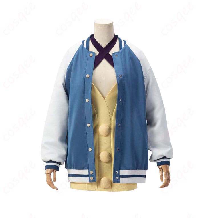 服の前面ディテール。綾瀬星子の美魔女コスプレ衣装の細かいデザインを強調。