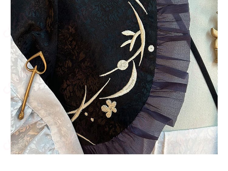 衣装の衣領装飾の詳細写真 - 衣装の衣領部分、丁寧な刺繍と装飾