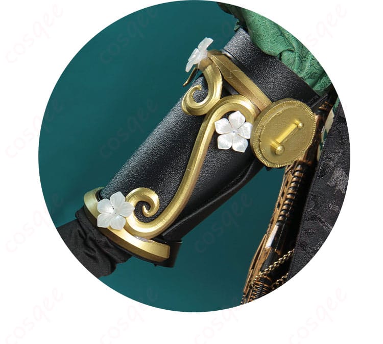 首飾りと腕飾りのディテール。エミールのコスプレ衣装に欠かせないアクセサリーの詳細な画像。