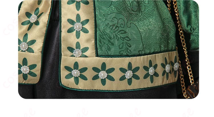 衣裾の装飾のディテール。エミール衣装の優れた仕立てと美しい装飾が際立っています。