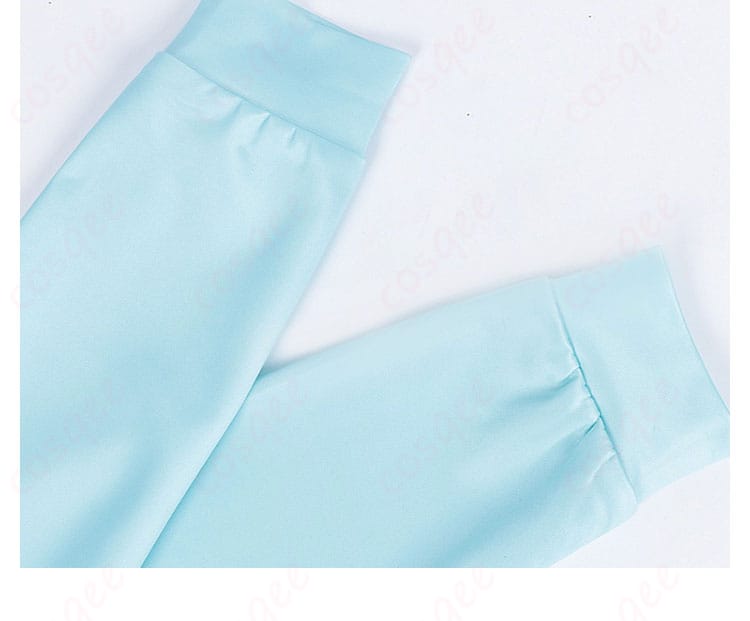 外套衣袖のディテール。コートの袖のデザインや装飾を確認できます。