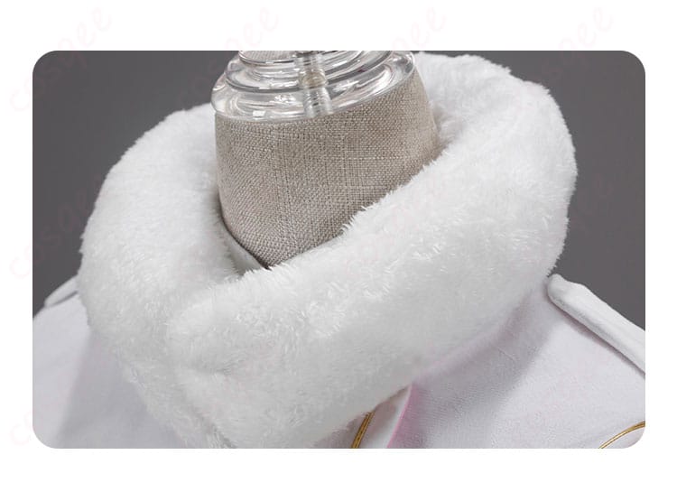 アイカツ! 星宮いちご コスプレ衣装 ホワイトポンチョの首元装飾のディテール画像。細かい刺繍や装飾が美しく再現されています。