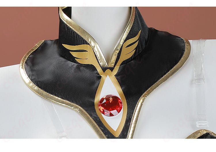 C.C.のコスプレ衣装、衣領と赤い宝石の装飾詳細