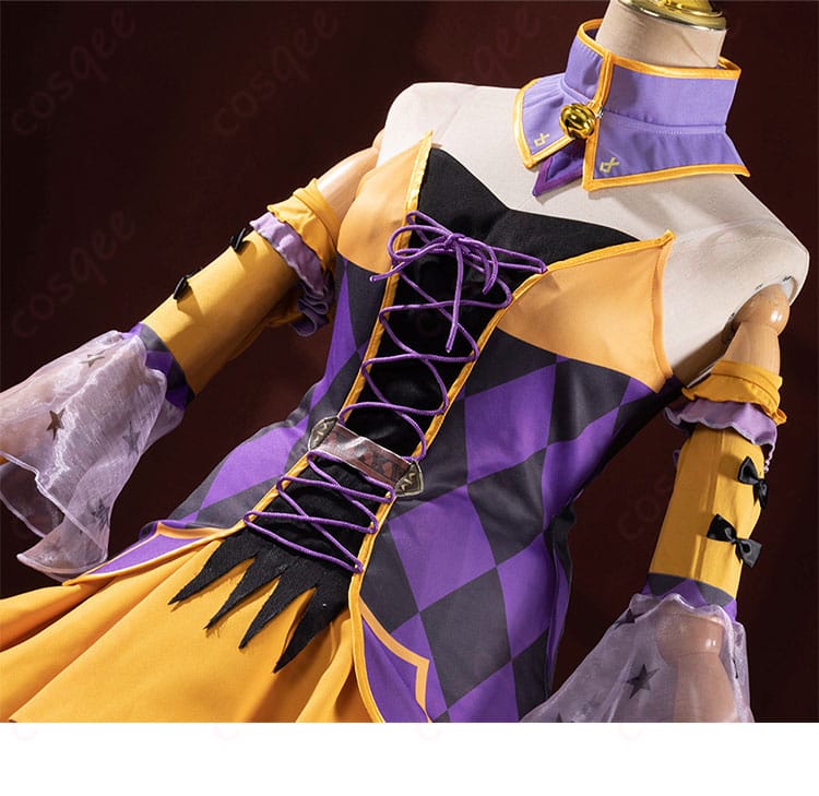 コスプレ衣装の装飾細部。レムのコスチュームに見られる素敵なデザインとディテールが強調されています。