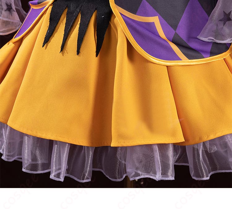 スカート部分の装飾細部。レムの衣装のスカートに施された美しい装飾がよく見えます。