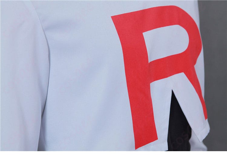 コジロウの制服コスプレ衣装の「R」ロゴ装飾ディテール