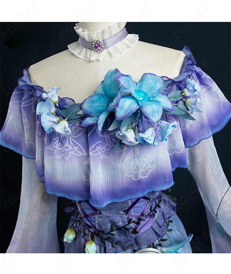 コスプレ衣装の首飾りと衣服の襟部分の装飾詳細、細かい刺繍とデザイン。