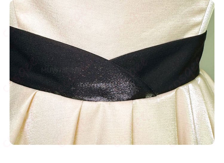 腰周りの装飾ディテール。細かい装飾とデザインが目を引く。