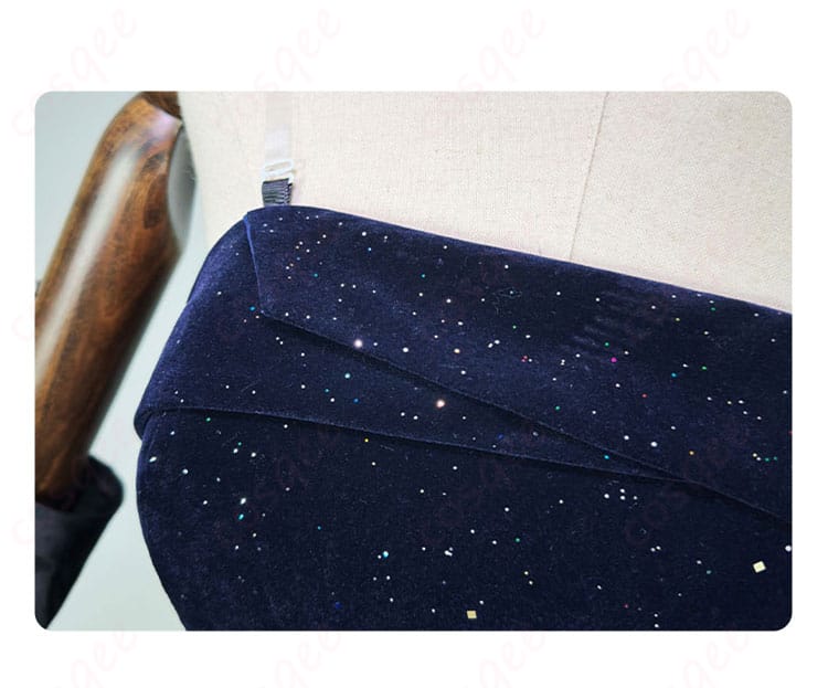 衣服の襟飾り、肩ベルトのディテール画像 - 「恋と深空 プレイヤー コスプレ衣装」の衣服襟と肩ベルトのデザインをアップで紹介。ディテールをチェック!