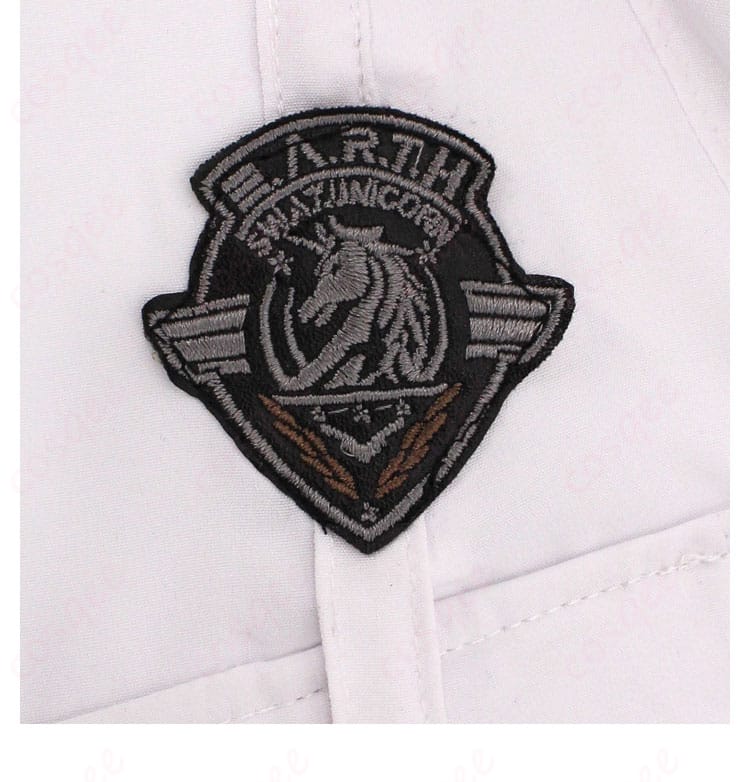 恋と深空 プレイヤー コスプレ衣装 警徽装飾のディテール。高い再現度で表現された警徽。