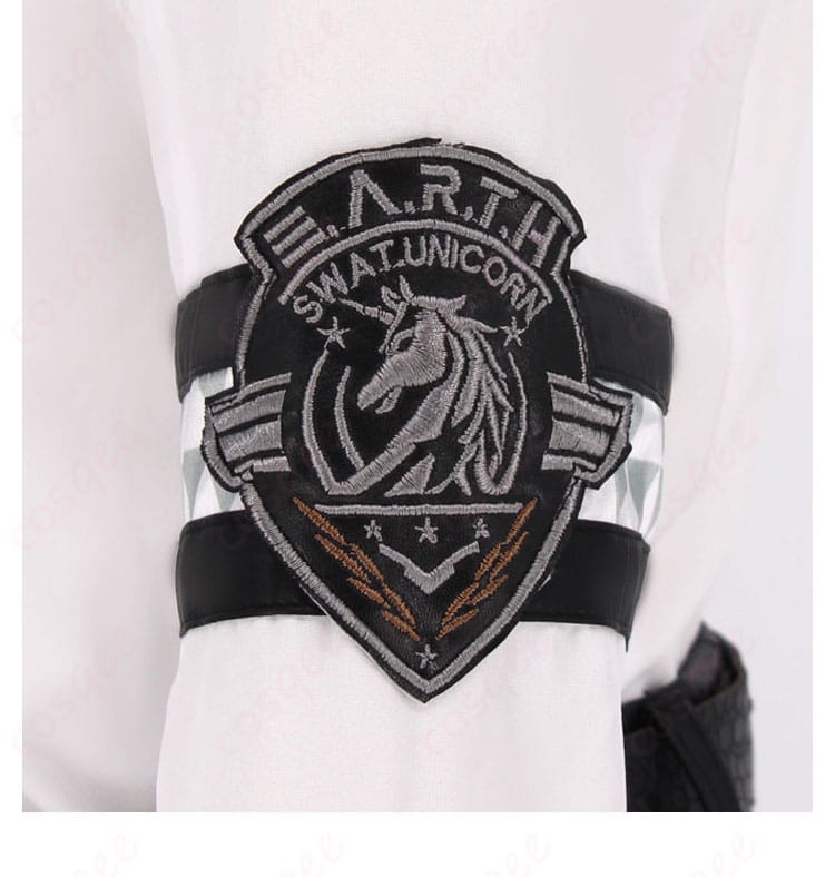 恋と深空 プレイヤー コスプレ衣装 右袖の警徽装飾細部。袖部分のアクセントが目を引きます。