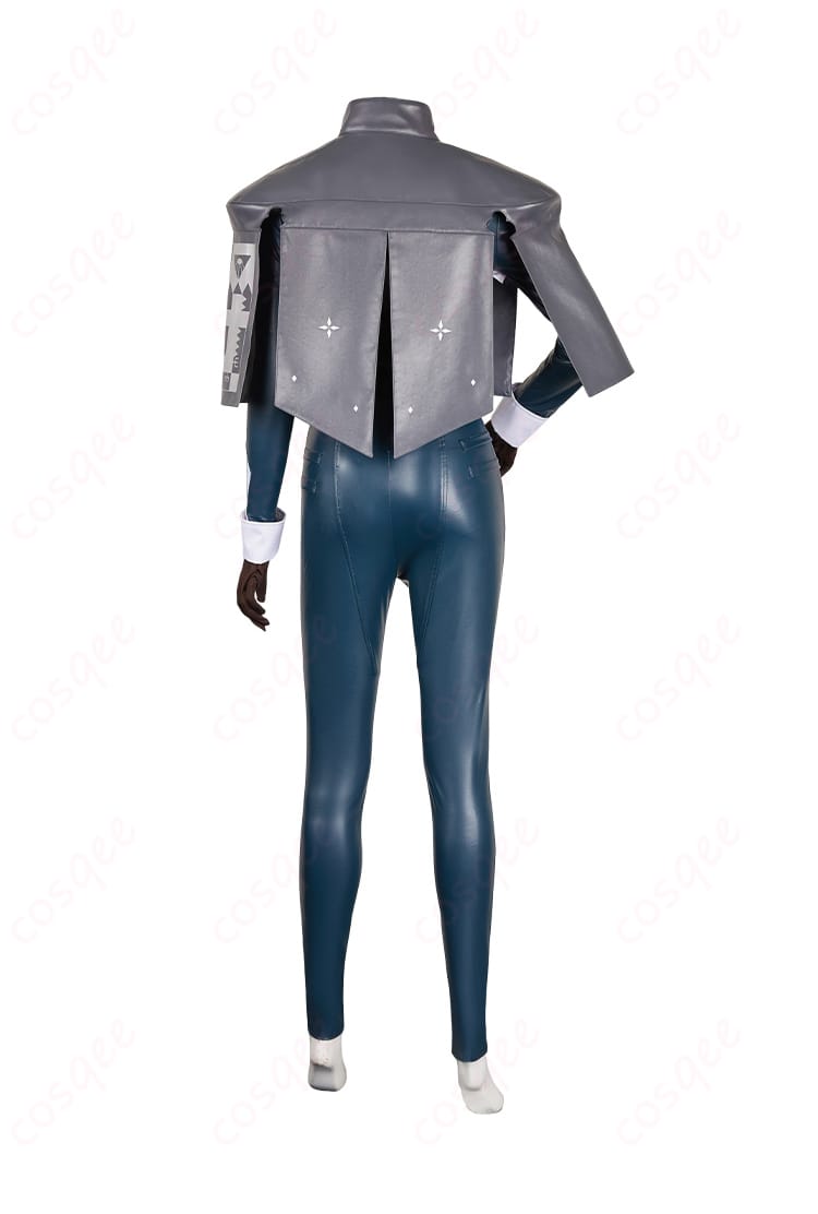 ヒュルケンベルグ コスプレ衣装の背面ビュー。背中部分の美しいデザインを強調。