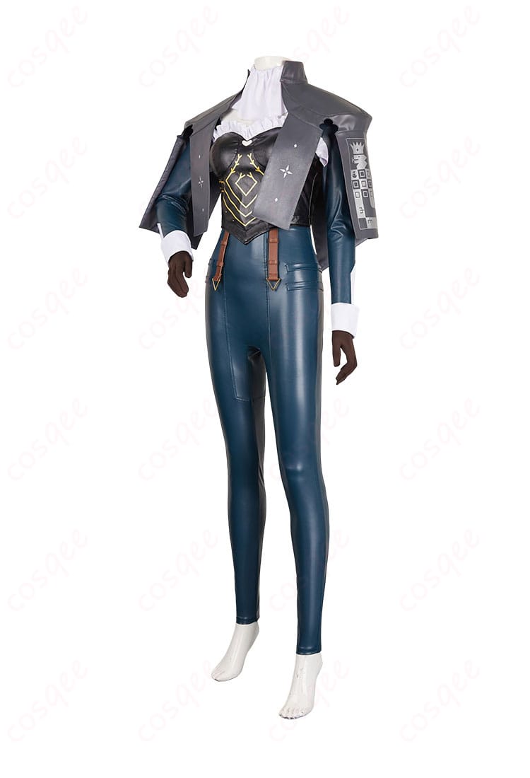 ヒュルケンベルグ コスプレ衣装の左側の全体像。デザインのバランスが見て取れる。