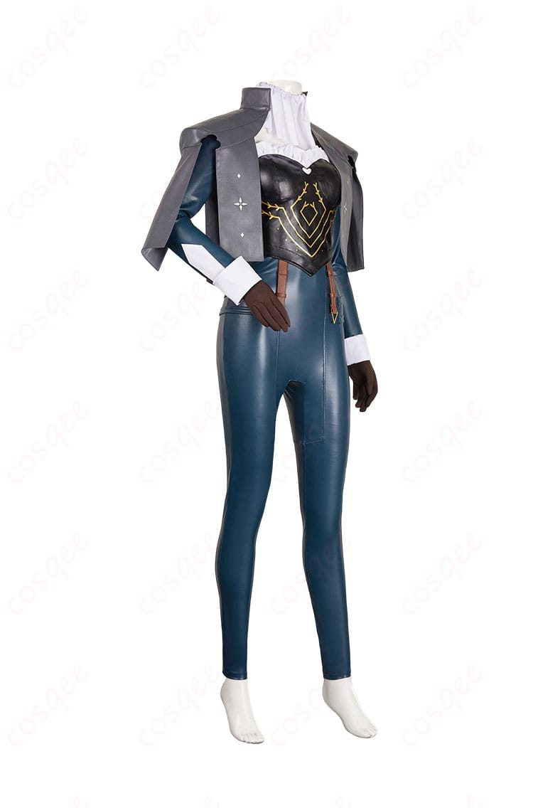 ヒュルケンベルグ コスプレ衣装の右側の詳細。衣装のシルエットとディテールをチェック。