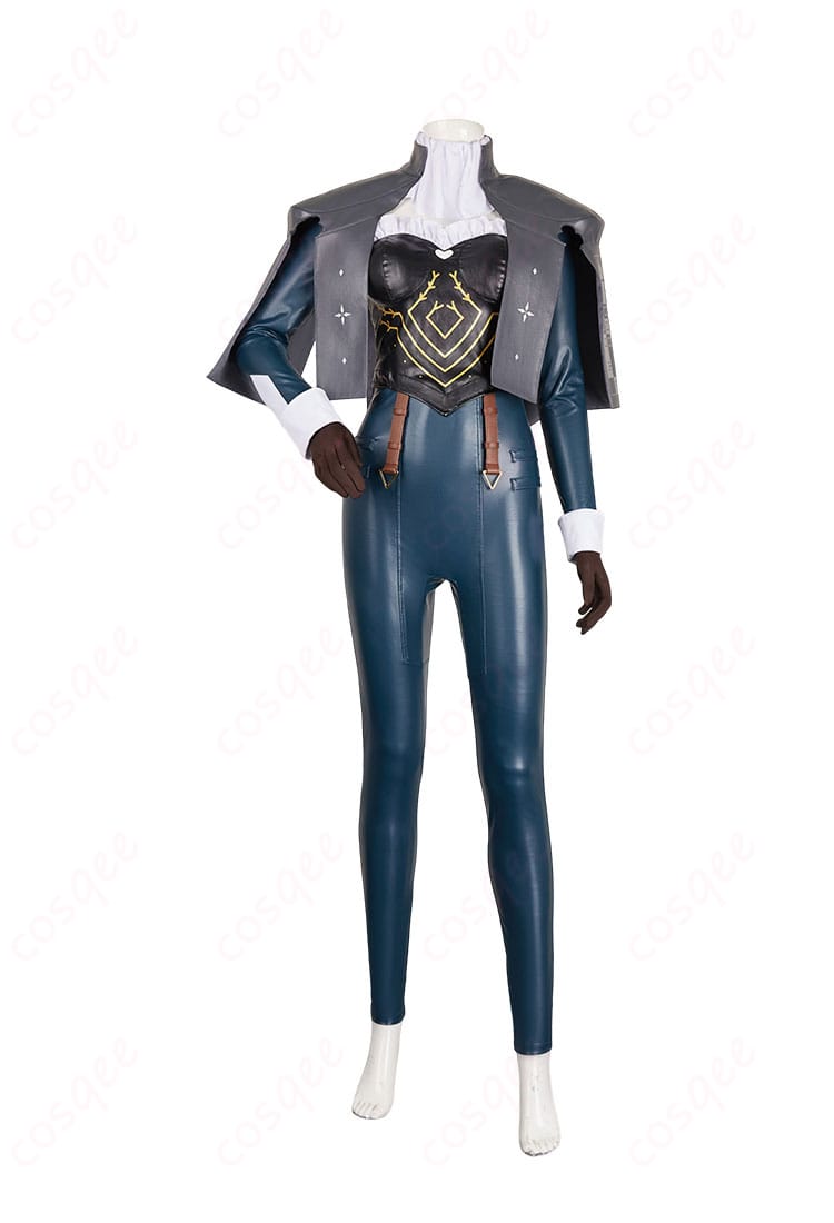 ヒュルケンベルグのコスプレ衣装の正面ビュー。精巧なデザインと品質が確認できます。