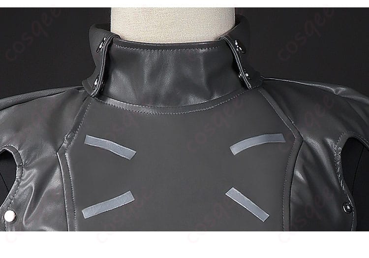 服装の襟元装飾の細かいデザイン。精緻な刺繍と装飾が特徴のコスプレ衣装です。