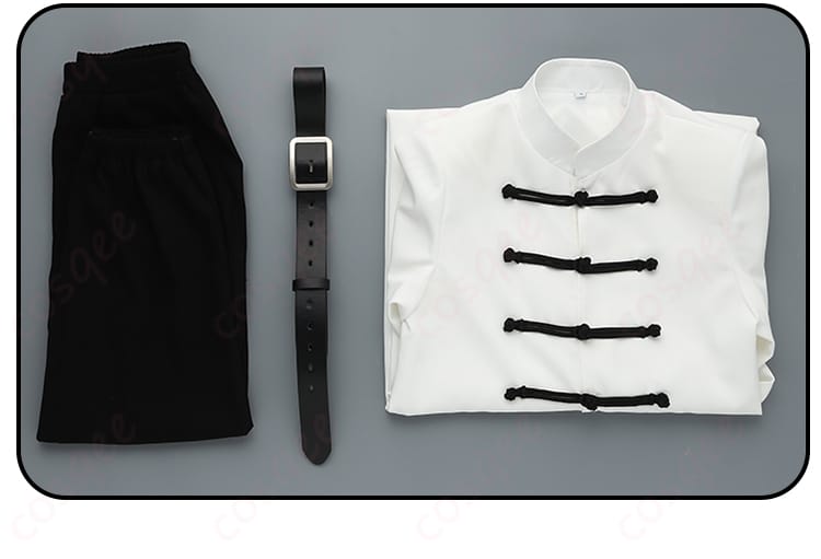 セット内容を展示した画像。コスプレ衣装、ベルト、ズボンを確認できます。セット内容についてさらに知りたい方はここをクリック!