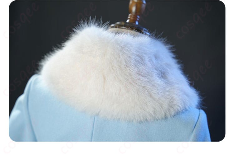 コートの背面デザインのディテール。毛皮の襟と高い再現度を見せます。