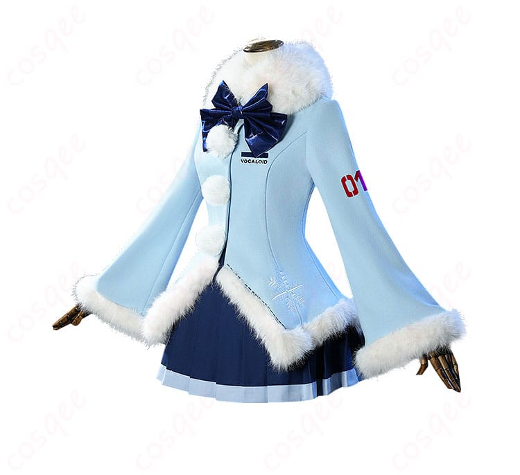 雪ミク2012年ふわふわコートコスプレ衣装の左側画像。衣装の細部と美しいプリーツスカートを確認できます。