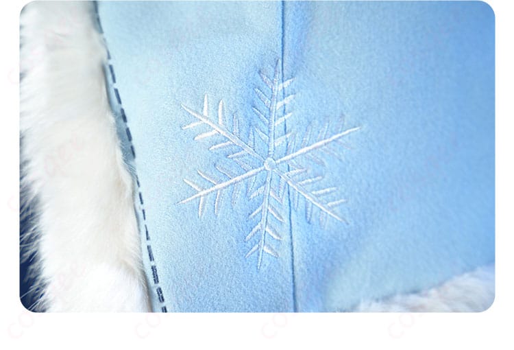 衣裾に施された雪花装飾の細部。冬の雪景色を思わせる可愛らしいデザイン。