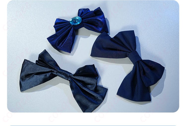 衣装の蝶結び装飾をクローズアップした画像。繊細で魅力的なデザイン。