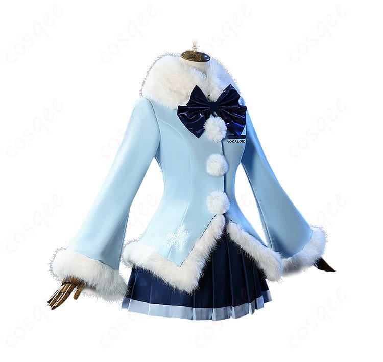 雪ミクコスプレ衣装の右側画像。ふわふわコートの詳細と全体のシルエットが分かります。