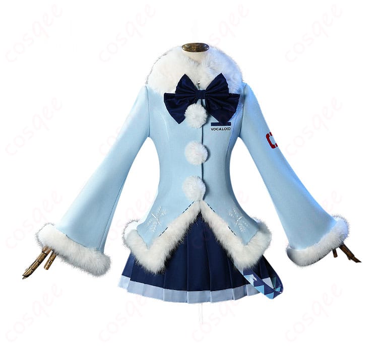 雪ミク2012年ふわふわコートコスプレ衣装の正面画像。可愛らしいデザインと高い再現度が特徴。