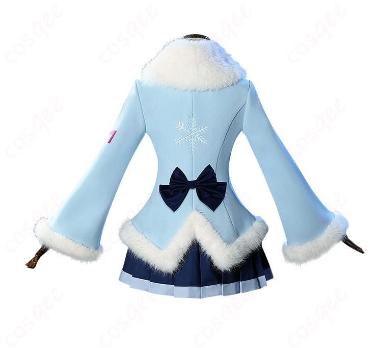 雪ミクのコスプレ衣装の背面画像。コートの背面デザインと毛皮の襟が特徴的です。