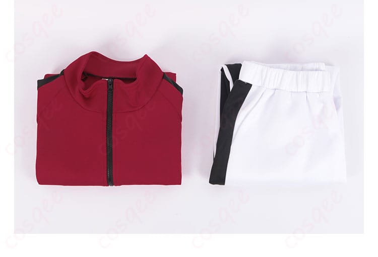 セット内容の展示。商品に含まれている上着とズボンがきれいに並べられ、実際に使用されるアイテムの全容が分かる。