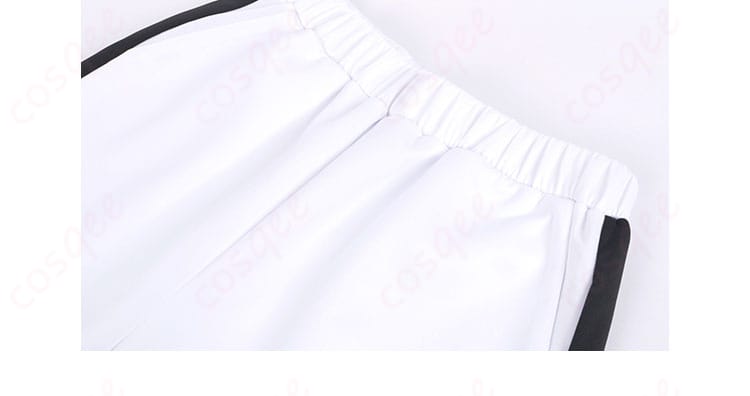 ズボンの裾のディテール。腰回りと裾のデザイン、縫製の美しさを強調したショット。全体的に細部まで美しく仕上がっている。