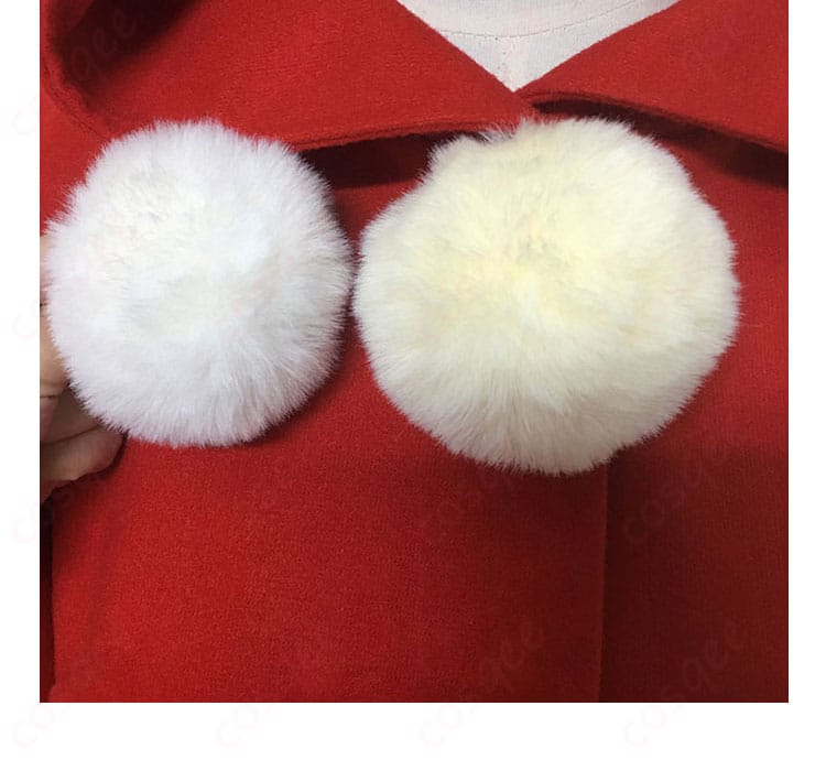 絨毯ボール装飾の細部 – うさ耳バトルコスチュームの絨毯ボール装飾。可愛さとクオリティが際立っています。