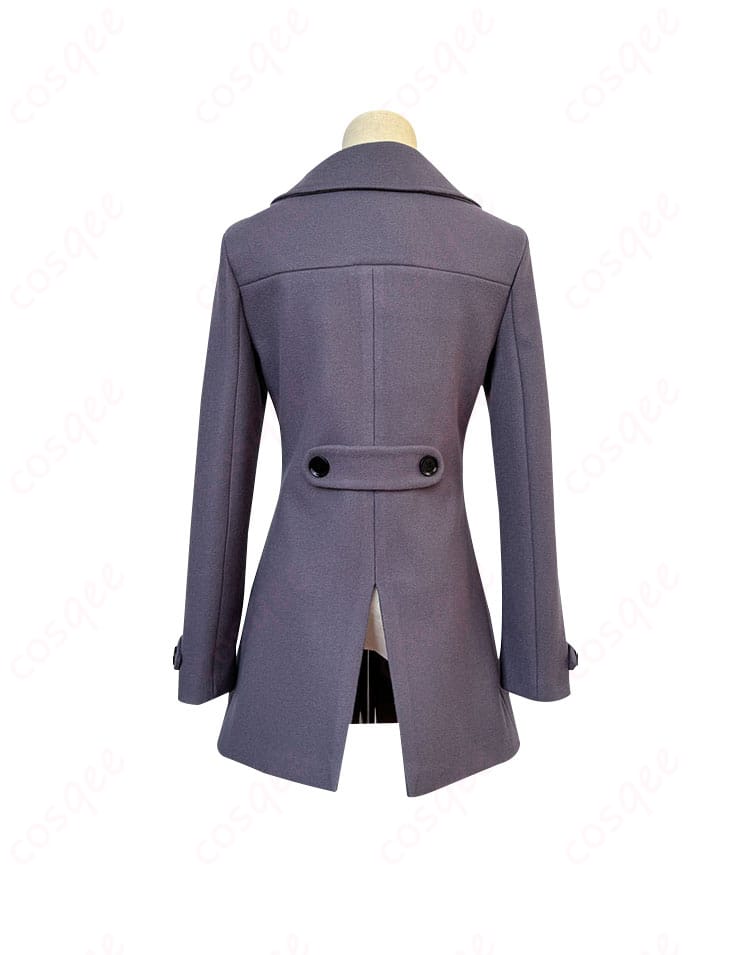 服装の背面ディテール。コートの後ろ姿と背中部分のデザインがよくわかる。