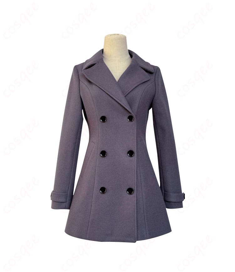 服装の正面ディテール。セーラー服の襟やボタンなど、細部のデザインを強調。