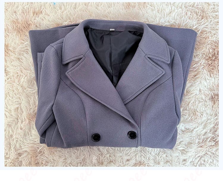 セット内容の展示。コート、マフラーなど、衣装のセット内容が分かる写真。