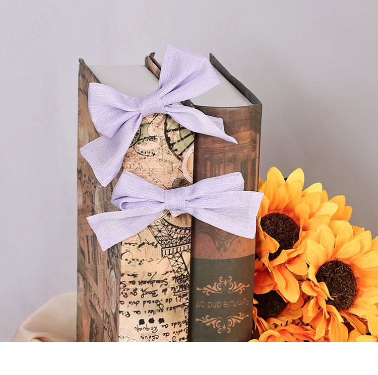 蝴蝶结配饰的细节图。アニー・レスターのコスプレ衣装に使われた美しい蝶結び装飾のディテール。