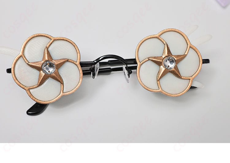 眼镜装饰细节图。アニー・レスターのコスプレ衣装に含まれる眼鏡の細かい装飾部分。