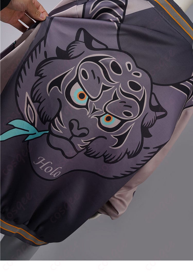 外套の背面ディテール。外套部分の背面デザインとそのディテール。