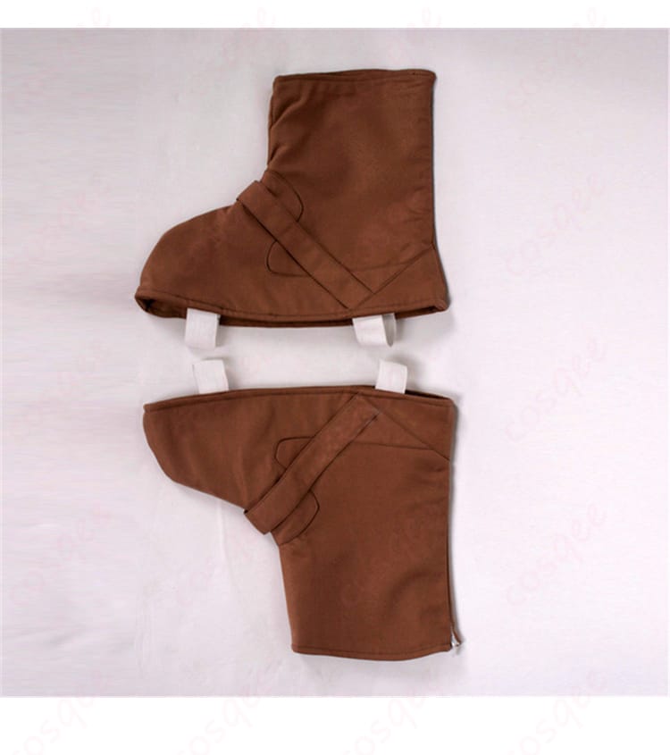 コスプレ衣装のシューズカバーの装飾詳細。足元の完成度を高めるアクセサリー。