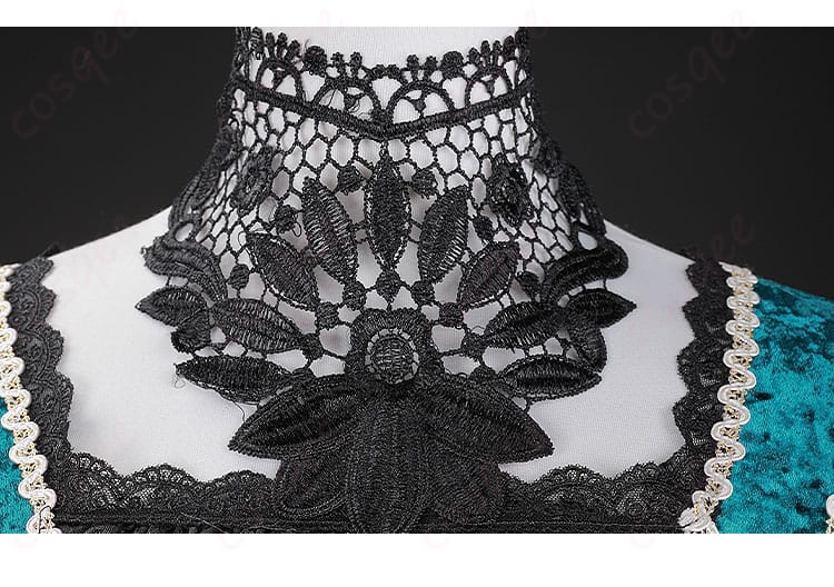 服装の領口装飾のアップ画像 - シエル・ファントムハイヴ コスプレ衣装、エメラルドグリーンのドレス