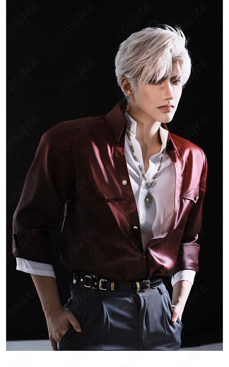 シンがコスプレ衣装を着ている右側の写真。コスプレ衣装のディテールがよく見えるアングルです。